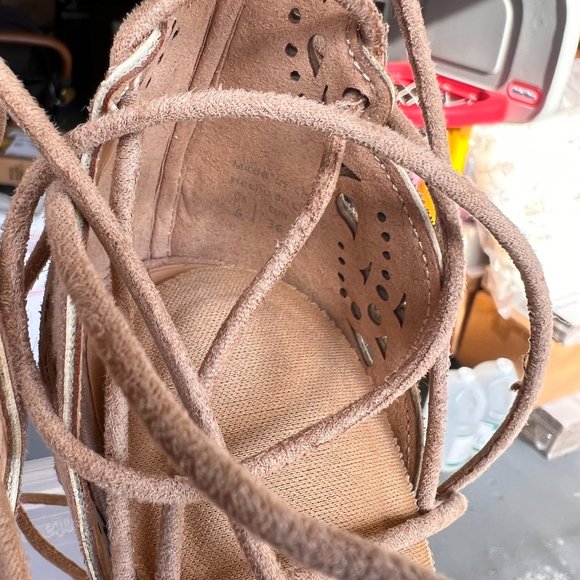 ALDO ANKLE STRAP PUMPS SIZE 6 - Picture 5 of 6